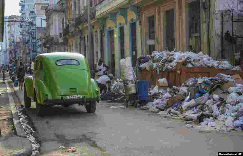 Un contenedor desbordado de basura, en una calle de la capital cubana. Los servicios de recogida de desperdicios son deficientes a lo largo de todo el país, generando la acumulación de basura en la vía pública. 