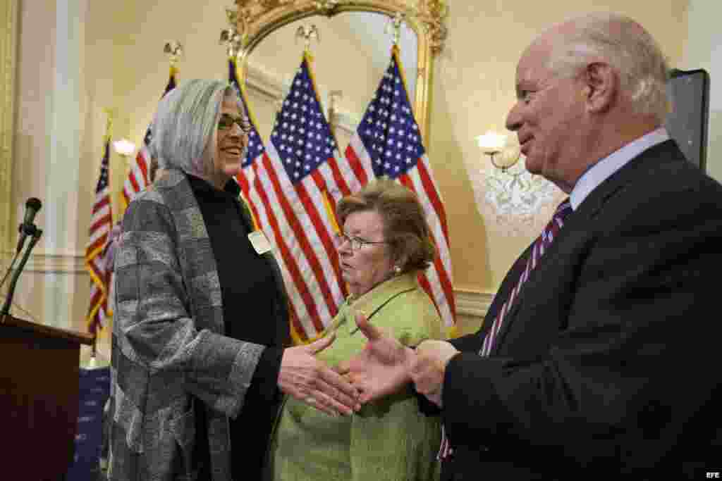Judy Gross, la mujer de Alan Gross, saluda a los senadores demócratas de MaryLand Ben Cardin (d) y Bárbara Mikulski (c) en el Capitolio de Washington, EE.UU.