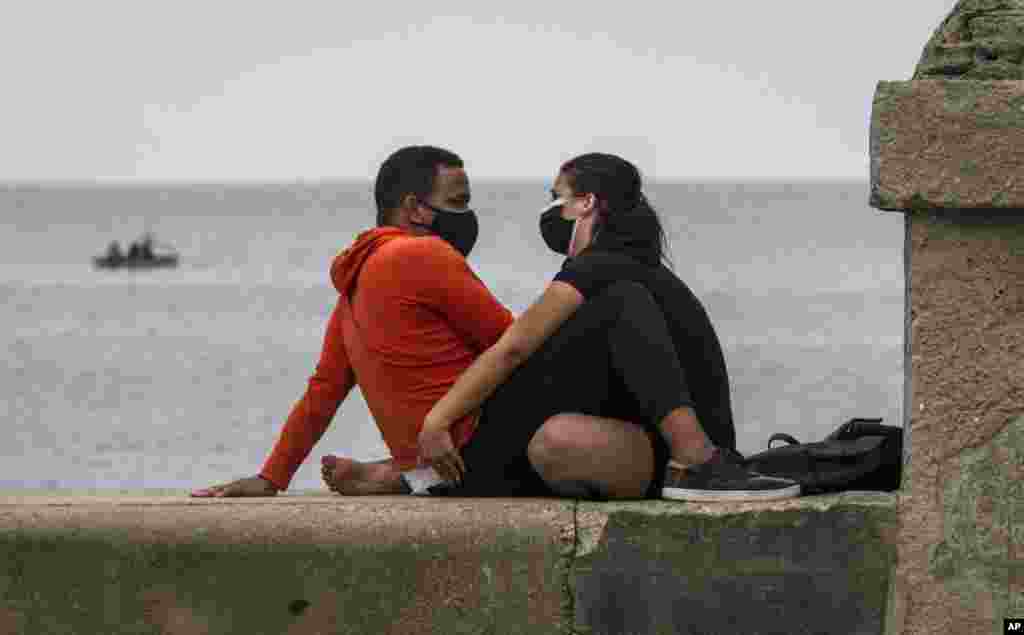Enamorados en el Malecón, en medio del rebrote de coronavirus que afecta especialmente a La Habana. (AP / Ramon Espinosa)