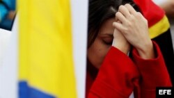 Colombianos reaccionan agradecidos tras escuchar los resultados del plebiscito, el domingo 2 de octubre de 2016, en Bogotá, Colombia.