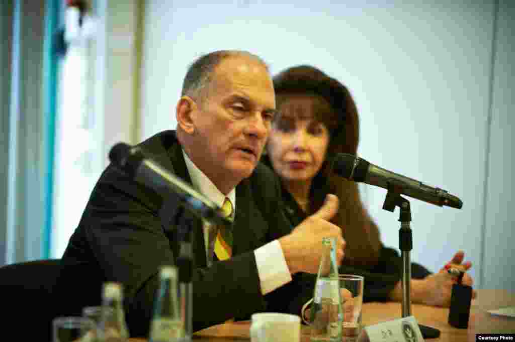 El abogado y ex preso político René Gómez Manzano junto a Anolan Ponce, activista cubana, exiliada en Miami, participan en la Conferencia de Prensa.