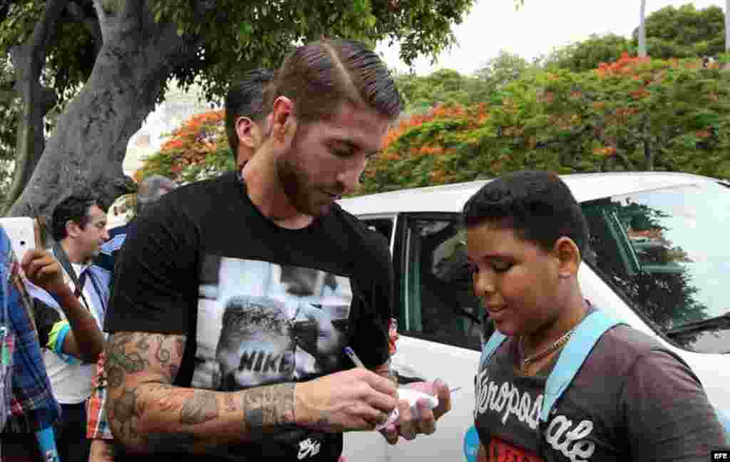 Este niño cubano jamás olvidará que el futbolista del Real Madrid Sergio Ramos le firmó un autógrafo. 
