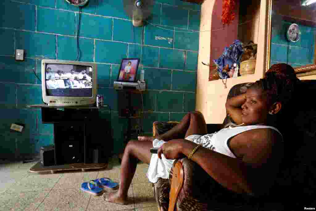 Una mujer descansa en su sofá mientras la televisión transmite una sesión de la Asamblea Nacional. Solo el 11% de los encuestados considera que los ingresos que percibe su familia son suficientes para vivir dignamente. REUTERS/ Stringer