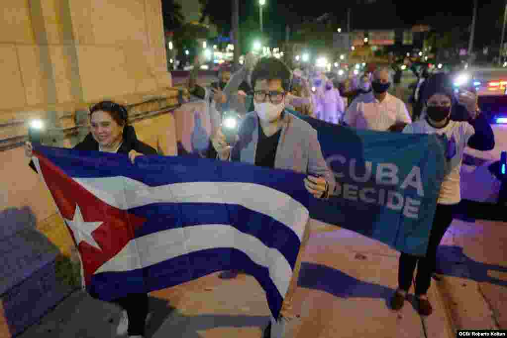 En procesión por las calles de Miami el 10 de diciembre del 2020