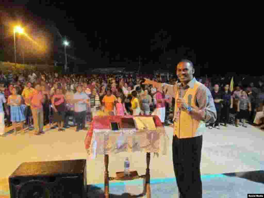 Pastor Alain Toledano en El Salao, Santiago de Cuba..