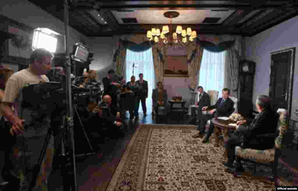 El encuentro de Raúl Castro y Medvedev en la sede del gobierno ruso.