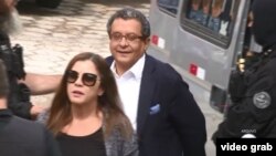Los estrategas políticos brasileños Monica Moura y su esposo Joao Santana, presos por el escándalo Lava-Autos, son conducidos por la policía.