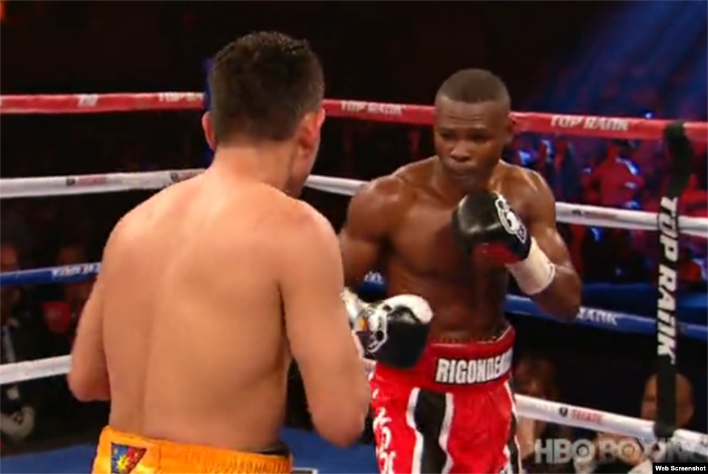 Guillermo Rigondeaux (de frente) venció el 13 de abril de 2013 al filipino Nonito Donaire, quien perdió los Títulos Mundiales de peso súper gallo de la WBO y de The Ring, por el Título Mundial de Súper campeón de la WBA de peso súper gallo. 