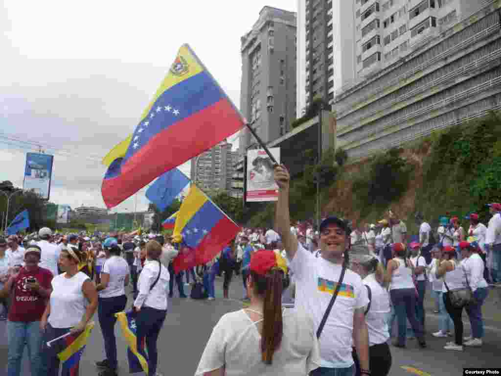La Toma de Caracas. Cortesía de Alvaro Algarra Corresponsal de la VOA en Caracas.