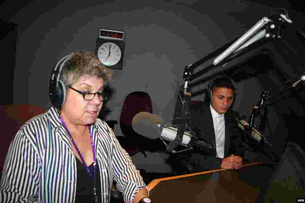 Margarita Rojo periodista del Noticiero Radio Martíy Eliecer Ávila