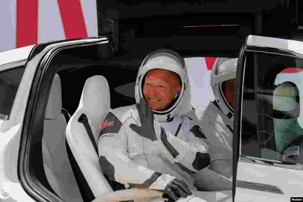 El astronauta Douglas Hurley se despide antes de partir hacia la rampa de lanzamiento en Cabo Cañaveral, el 30 de mayo del 2020.
