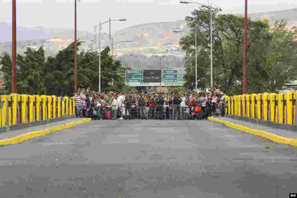 Fotografía cedida por Prensa de Vicepresidencia de Venezuela de un grupo de personas en el lado colombiano de la frontera con Venezuela hoy, domingo 23 de agosto del 2015. El vicepresidente venezolano, Jorge Arreaza, se dijo hoy "impactado" con el hallaz