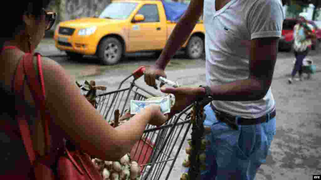 Una mujer compra cebollas con pesos cubanos en La Habana.