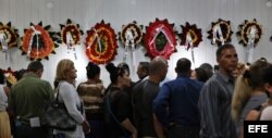 Familiares y amigos del matrimonio pastoral María Salomé Sánchez y Manuel David Aguilar, ambos fallecidos en el desastre aéreo del pasado viernes en La Habana, acuden a su velatorio en la ciudad de Holguín.