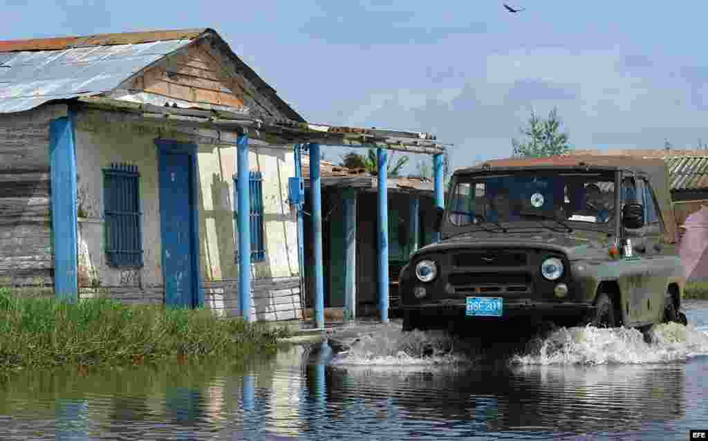 Guanimar, Cuba y los autos transitando tras el huracán Iván por Cuba.