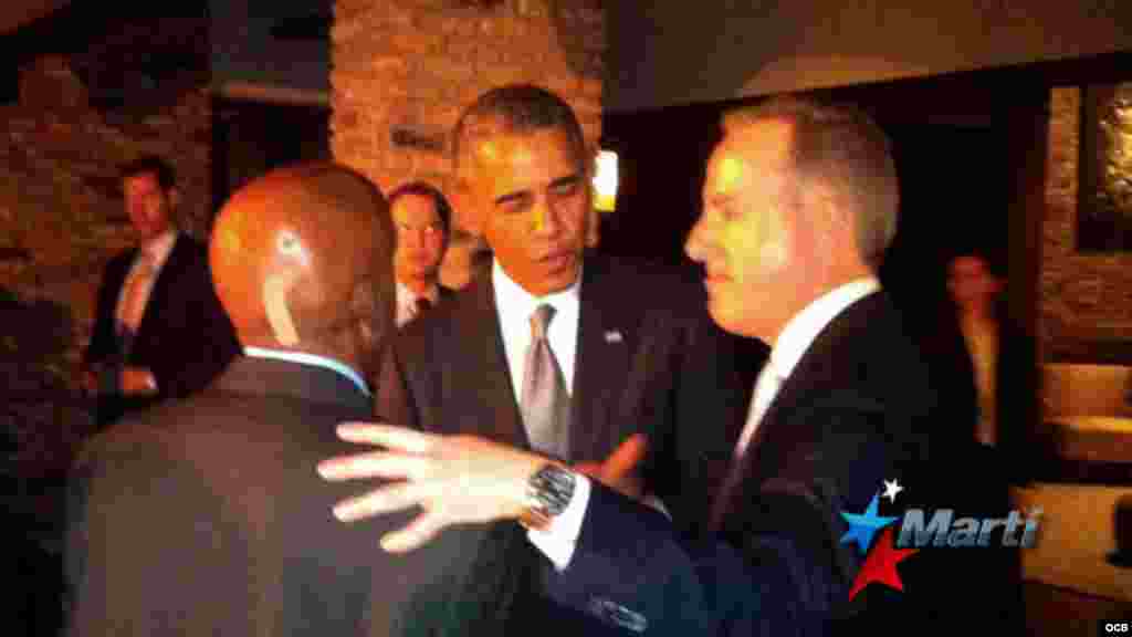 El presidente estadounidense Barack Obama conversa con el líder opositor Guillermo Fariñas (izq.) y Jorge Mas Santos, presidente de la Fundación Cubano Americana (der.)