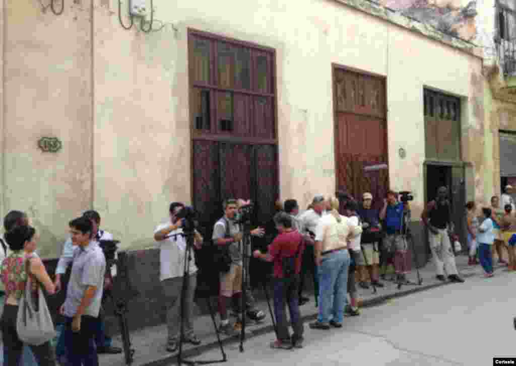 Yoani Sanchez escribió: #Cuba La prensa a las afueras del Arzobispado esperando a las @DamasdBlanco @el_pais