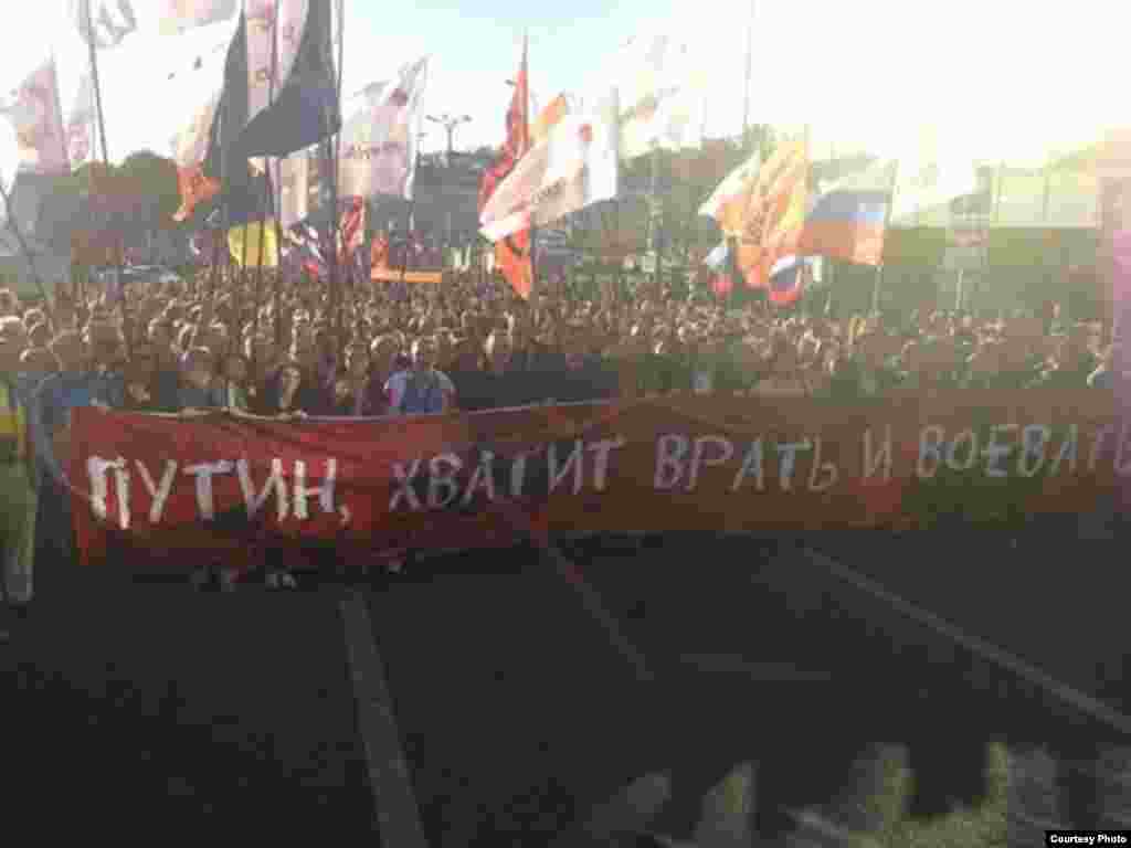 Marcha por la Paz - Putin, basta de mentir y guerrear, dice la pancarta.