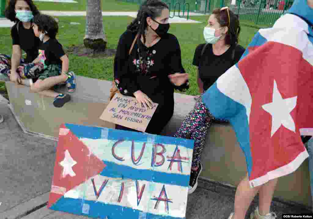 Manifestación en apoyo al Movimiento San Isidro en Miami. En la imagen las exiliadas Betzabet Consuegra y Noeli Morejon (ambas sentadas). 