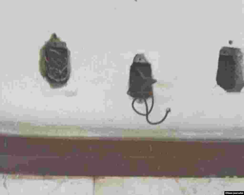  Cables eléctricos 'pelados' y fuera de su lugar que pueden provocar accidentes en el Hospital Celia Sánchez de Campechuela según muestra el ciudadano Rudi Batista.