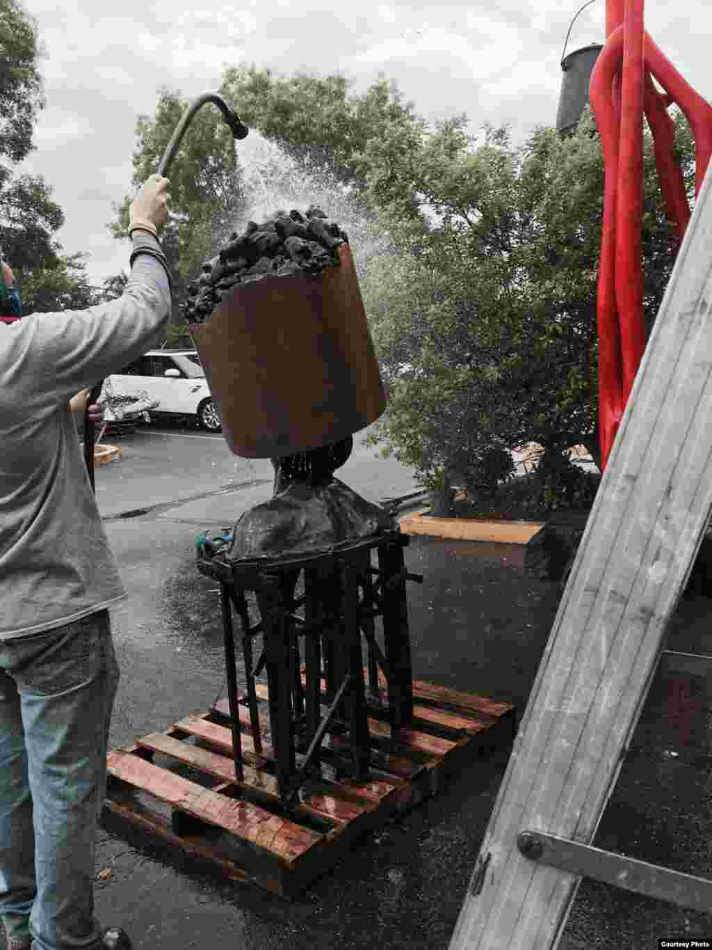 Trabajando la obra para exponerla en la Bienal.