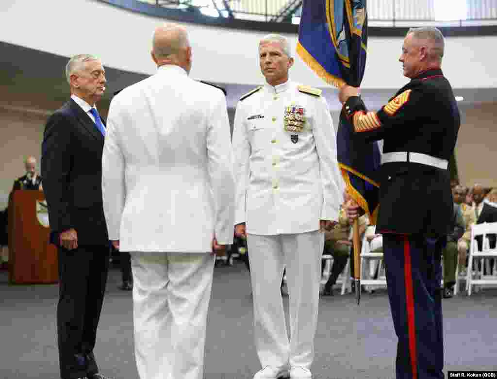 Al frente, el almirante Craig S. Faller, a la izq., el Secretario de Defensa James Mattis y el almirante Kurt W. Tidd. De espaldas (der.), el sargento mayor del Comando Sur bryan Zickefoose.