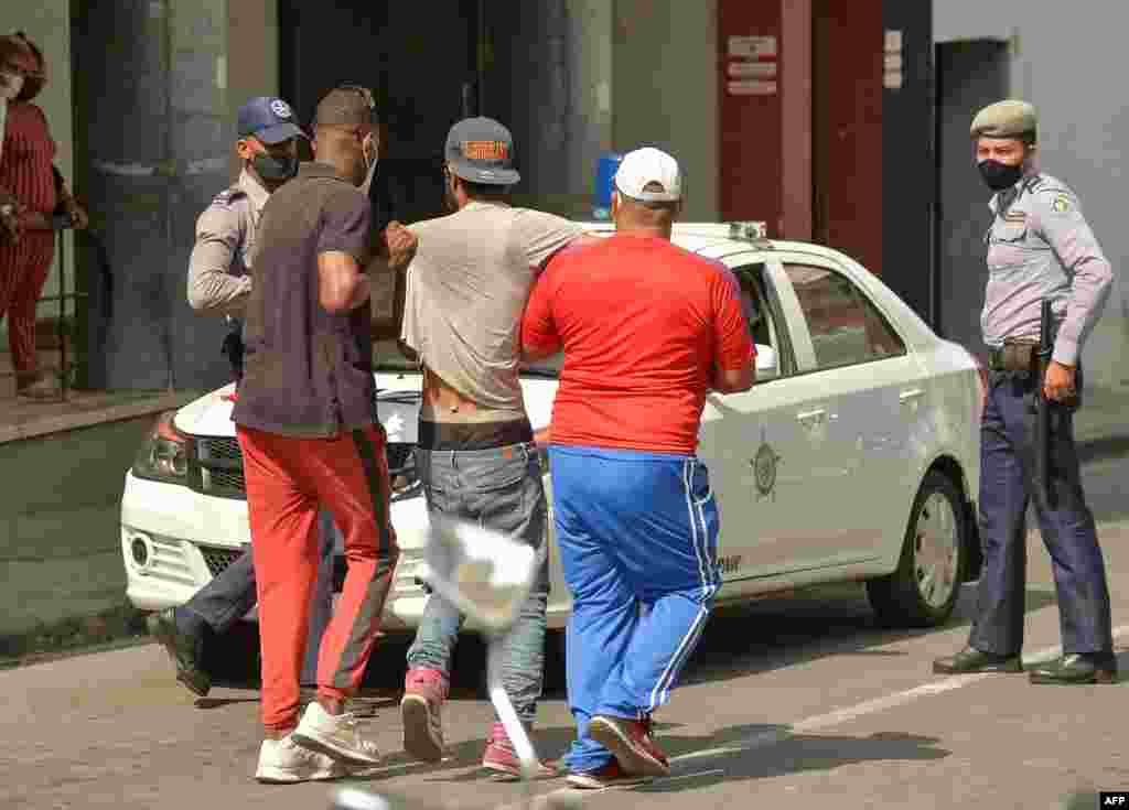 Un hombre es detenido durante una manifestación contra el gobierno del presidente cubano Miguel Díaz-Canel en La Habana, el 11 de julio de 2021.