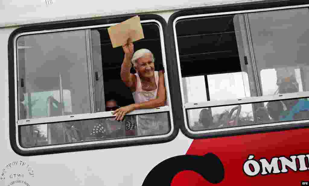 Una mujer se despide al ser evacuada hacia un lugar seguro hoy, lunes 03 de octubre de 2016, en la ciudad de Guantánamo (Cuba), ante la proximidad del huracán Matthew. Seis provincias de Cuba se encuentran bajo "alarma ciclónica" a la espera del potencia