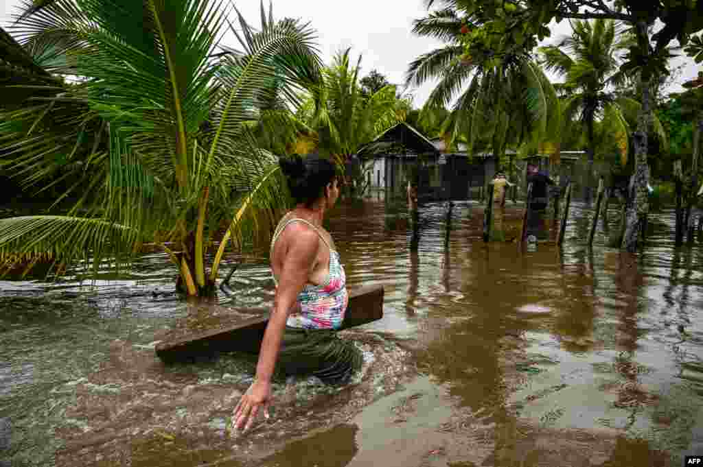 Con el agua casi a la cintura, así quedaron los pobladores de Guanimar, Artemisa, tras el paso de Helene cercano al occidente de Cuba, el 25 de septiembre de 2024. (Yamil Lage/AFP)