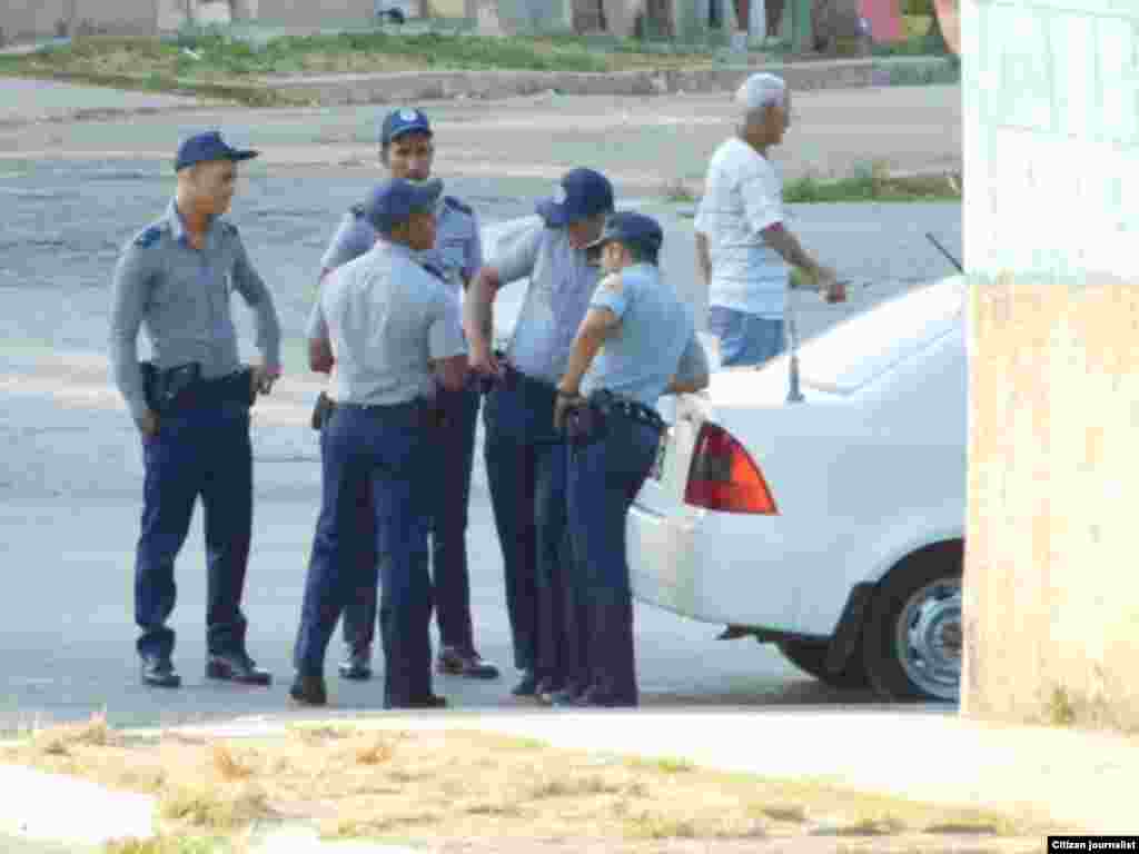 Refuerzan operativos en los alrededores de la sede de las Damas de Blanco Foto Angel Moya