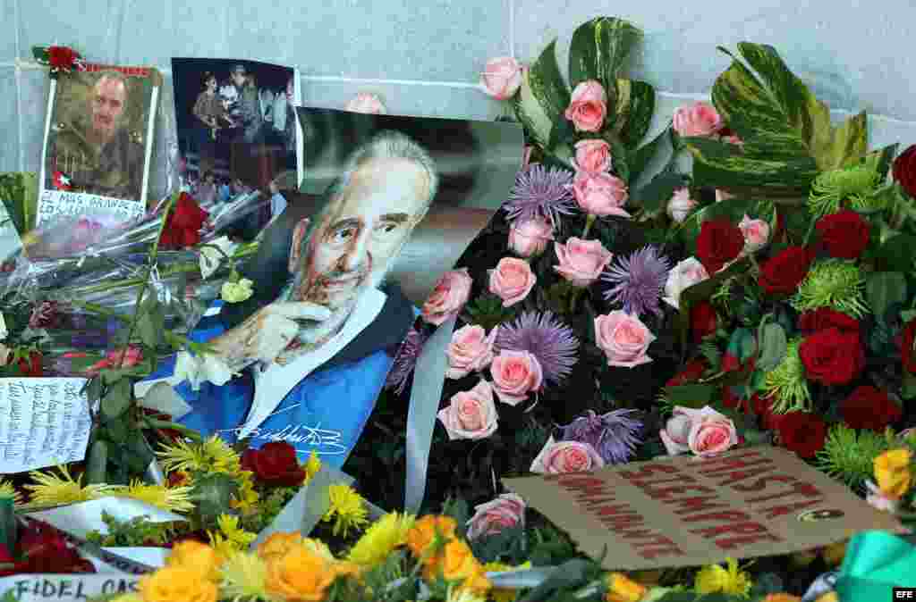 Fotografía de fotografías y ramos de flores en honor al fallecido líder cubano Fidel Castro hoy, martes 29 de noviembre de 2016, durante los homenajes en la Plaza de la Revolución en La Habana (Cuba). EFE/Alejandro Ernesto