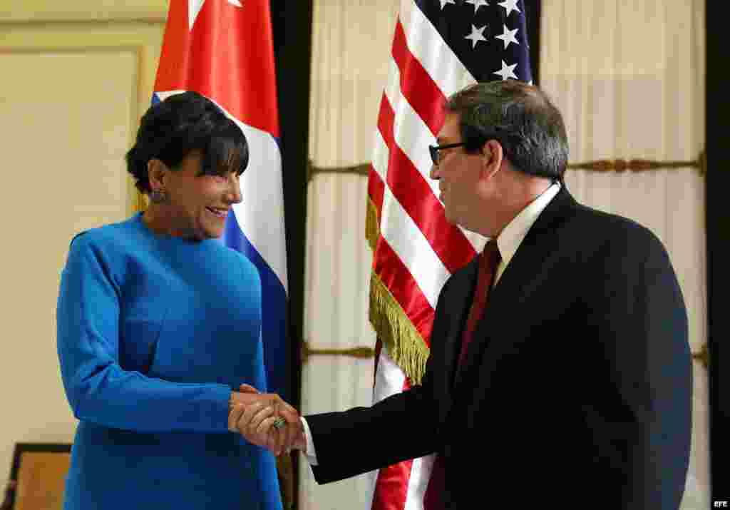 La secretaria de Comercio de EE.UU, Penny Pritzker (i), se reúne con el canciller cubano Bruno Rodríguez. EFE