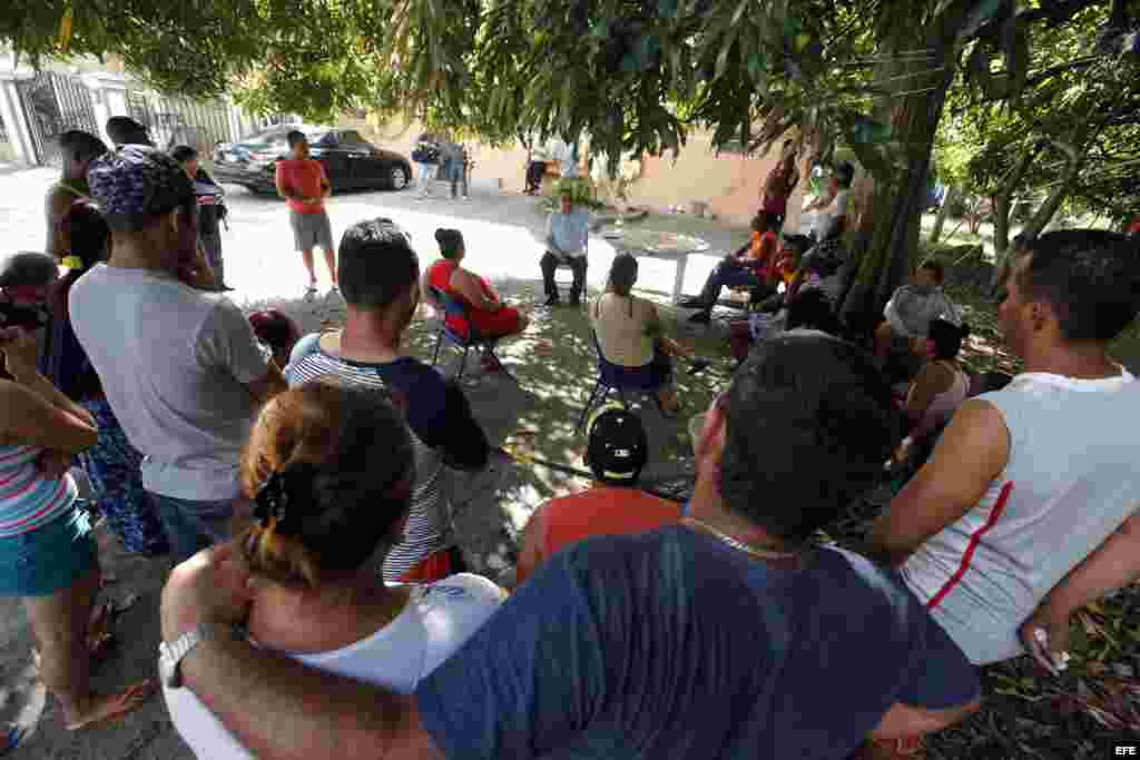 El director de la Pastoral Social de Cáritas Panamá, Víctor Berrío (c), informa sobre las novedades migratorias anunciadas ayer por Estados Unidos a un grupo de cubanos en un albergue de la institución hoy, viernes, 13 de enero de 2017, en Ciudad de Pana