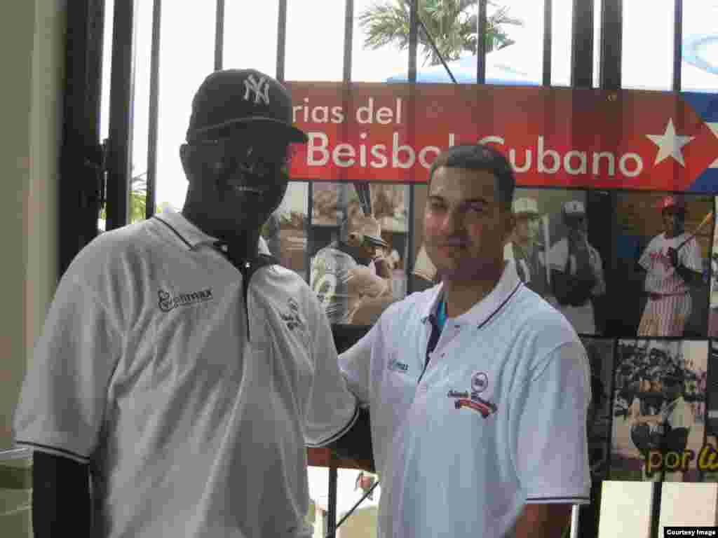 William Pérez Villalba al lado del ex pelotero Agustín Marquetti. Cortesía de Glorias del béisbol cubano.