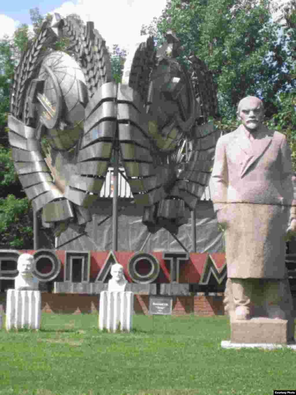 Vista del Museum de Moscú con sus estatuas.