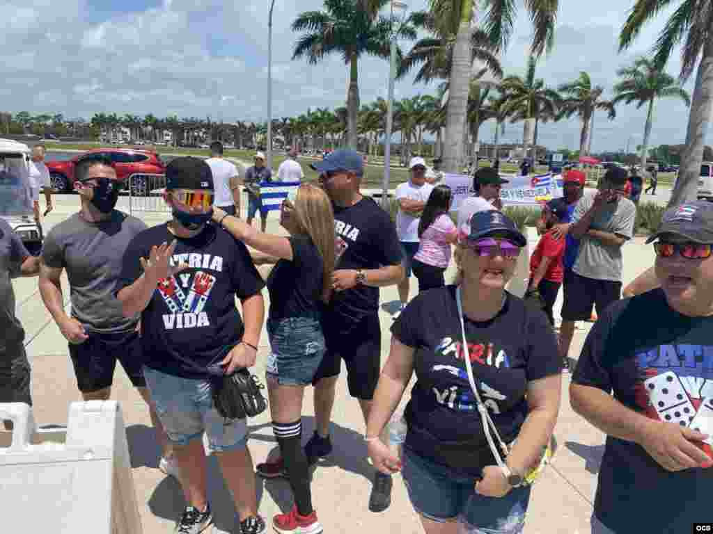 Patria y Vida en las camisetas de los asistentes al juego Cuba vs Venezuela
