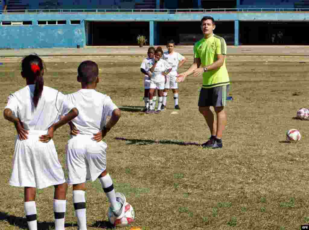 Un centenar de niños participa en el primer "Campus Experience" que organiza en Cuba el Real Madrid y donde a lo largo de una semana los pequeños aprenderán valores educativos y vitales a partir de la práctica del fútbol. 