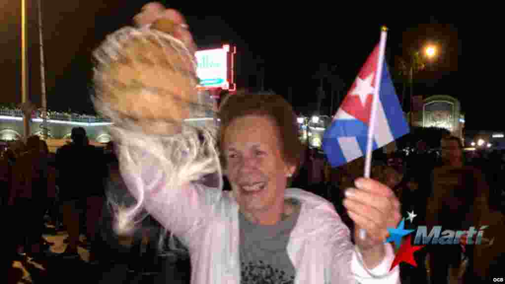 Con banderas cubanas, gritos de “Cuba Libre”, golpes de cazuelas, improvisadas congas y el himno nacional cubano, decenas de cubanos celebraron la muerte de Fidel Castro.