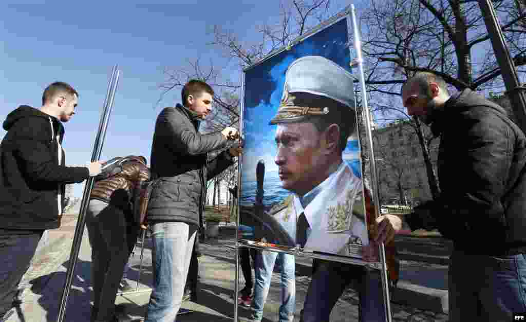 Activistas del movimiento antimaidan instalan varias obras que representan al presidente ruso, Vladimir Putin, en una exposición llamada "Crimea: Regreso al Puerto del Hogar".