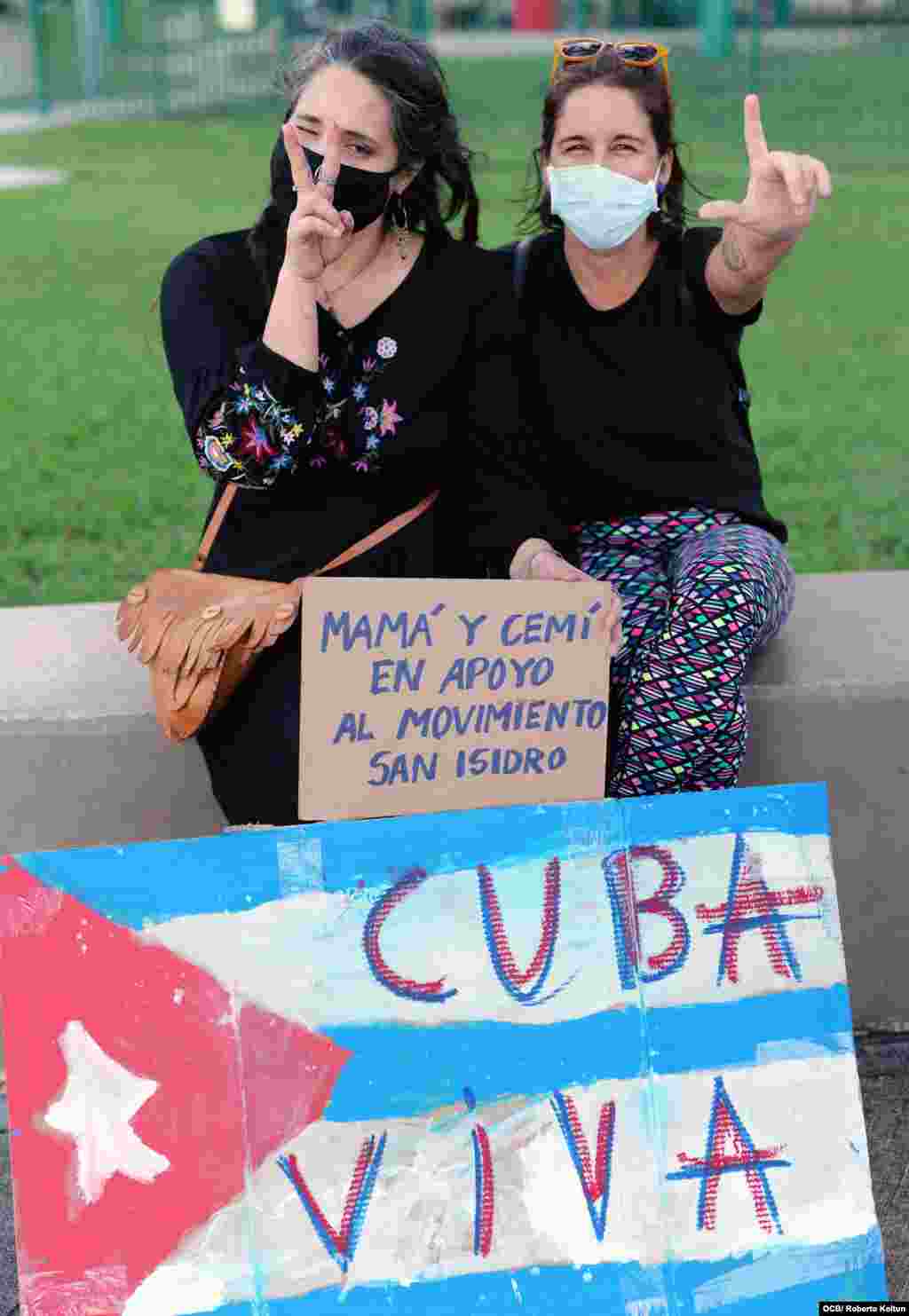 Manifestación de apoyo al Movimiento San Isidro en la ciudad de Miami. Betzabet Consuegra y su amiga Noeli Morejón durante la protesta de apoyo a los opositores cubanos en la isla. 