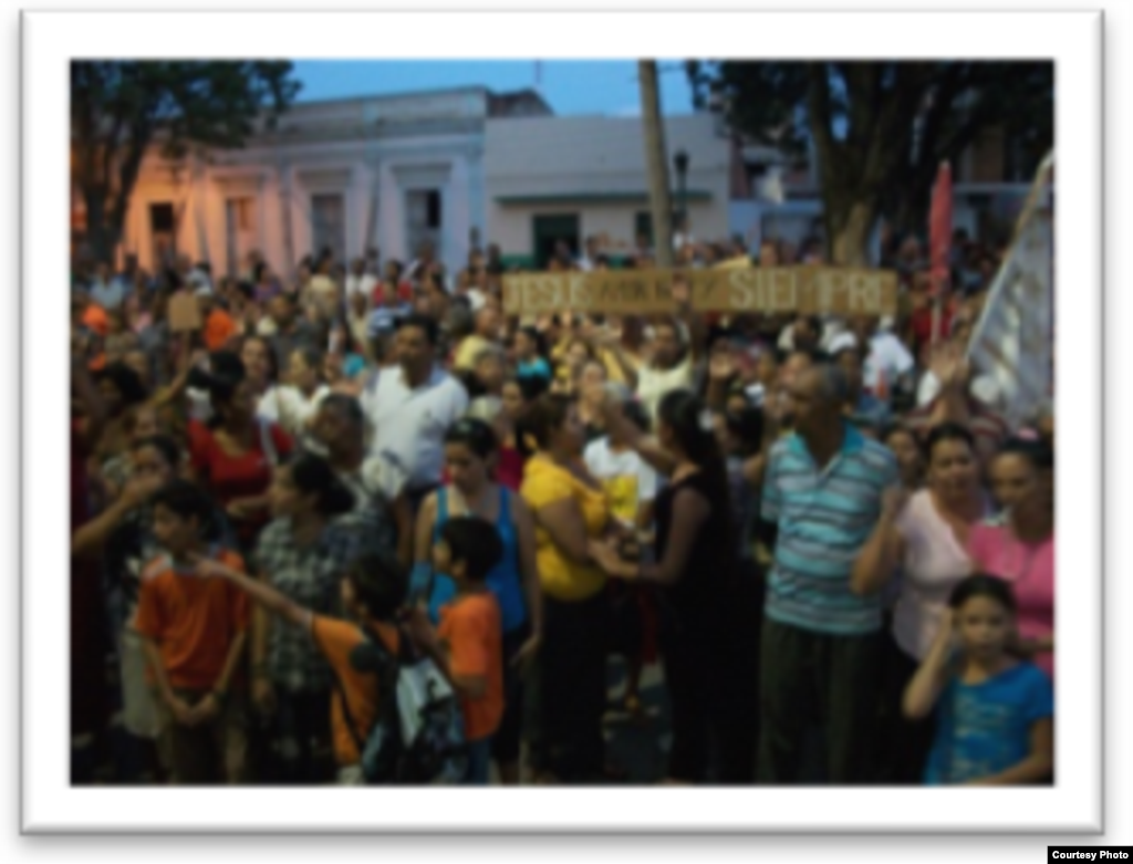 Pastores por el Cambio salen a predicar el Evangelio en lugares públicos de la localidad de Bayamo done en varias ocasiones las autoridades locales los han detenido y amenazado con sancionarlos por "desorden público".