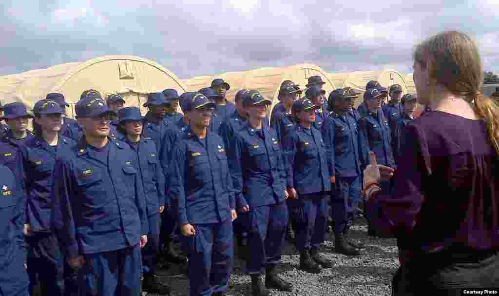 La embajadadora de EE UU ante Naciones Unidas, Samantha Powers, con los marinos de EE UU que laboran en Liberia.