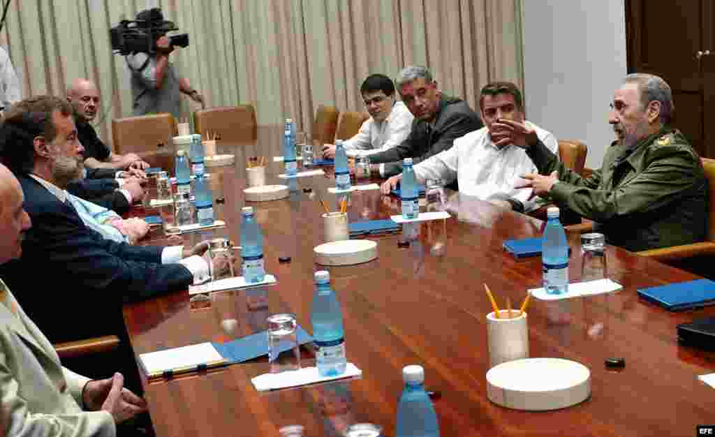 Fidel Castro se reunió en La Habana con el canciller argentino Rafael Antonio Bielsa (i). En la reunión también estuvo presente el canciller cubano Felipe Pérez Roque y Carlos Valenciaga, 