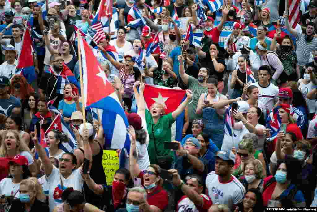 En Nueva Jersey la comunidad exiliada reacciona a la noticia de las protestas espontáneas en Cuba. Foto: REUTERS/Eduardo Muñoz.
