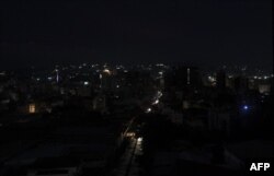 Así se veía la capital de Venezuela la noche del lunes (Foto: AFP).