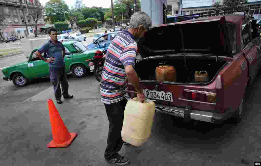 Conductores abastecen sus autos de combustible hoy, viernes 31 de marzo de 2017, en una gasolinera de La Habana (Cuba). Cuba limitará a partir de mañana la venta de gasolina especial solo a los autos rentados por turistas, una medida que aún no se ha hec