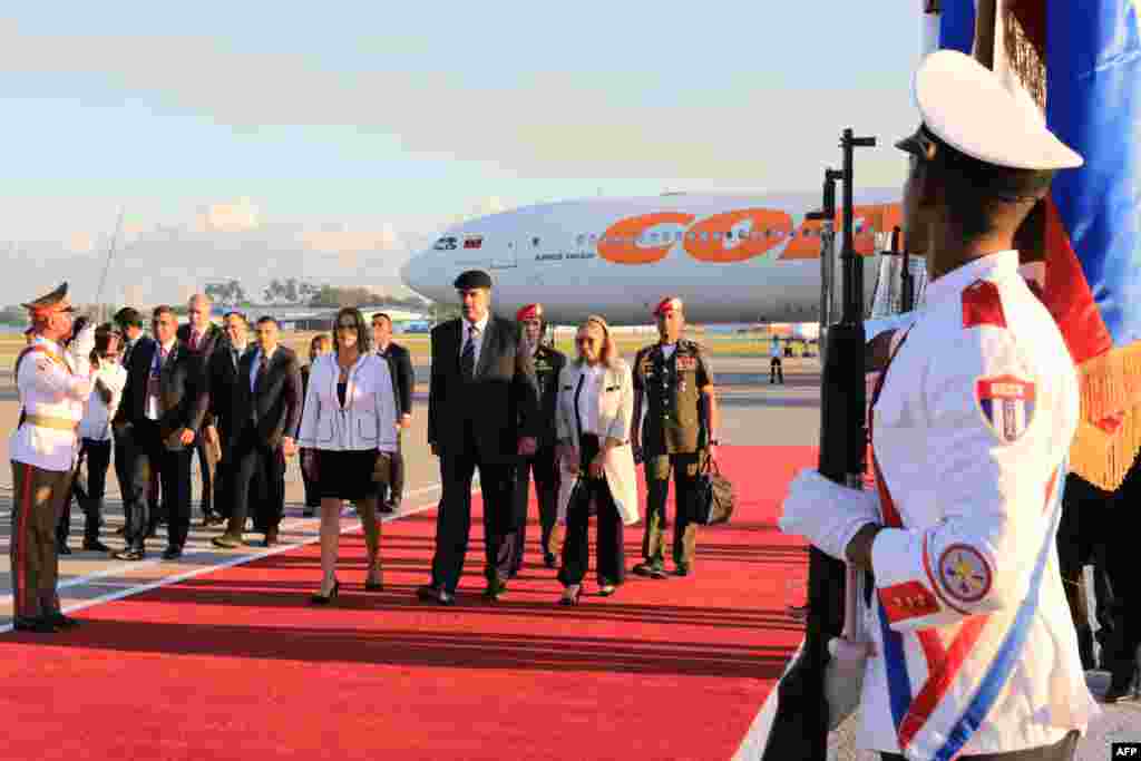 Una fotografía publicada por la oficina de prensa del Palacio de Miraflores muestra al presidente de Venezuela, Nicolás Maduro (centro), y a la primera dama de Venezuela, Cilia Flores (derecha), pasando revista a una guardia de honor a su llegada al Aeropuerto Internacional José Martí de La Habana el 15 de septiembre de 2023. AFP PHOTO / VENEZUELAN PRESIDENCY /ZURIMAR CAMPOS