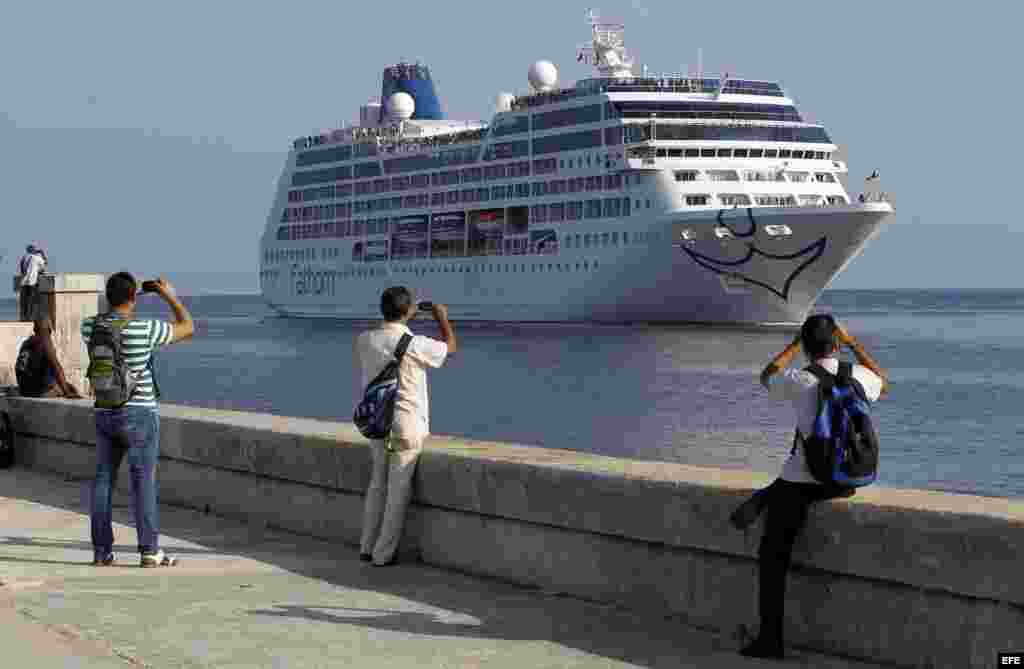 El buque Adonia de la empresa Carnival, a su llegada hoy, lunes 2 de mayo de 2016, a La Habana, Cuba.