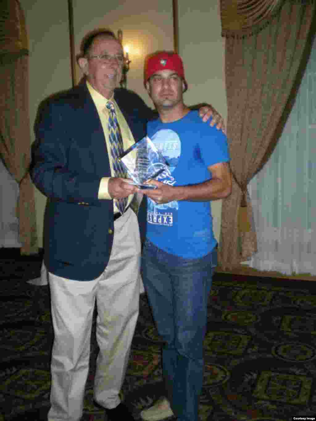 William Pérez al lado del ex lanzador Manuel Hurtado. Cortesía de Glorias del béisbol cubano.