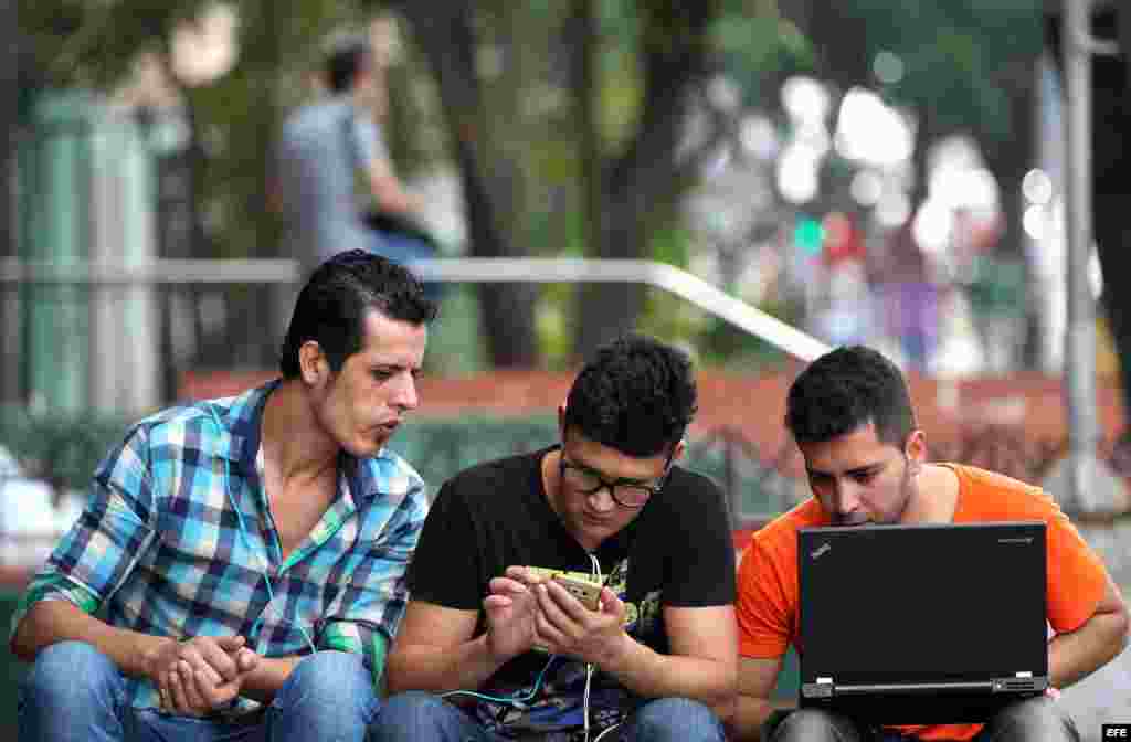A pesar de algunos avances y de las promesas del Gobierno para extender el servicio de internet, los cubanos siguen teniendo las mismas dificultades para tener acceso a la red.